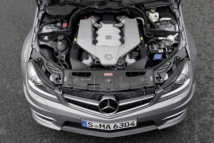 Моторный отсек Mercedes-Benz C63 AMG 2011 года  (фото 3 из 25)